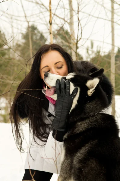 Fille embrasse un chien — Photo