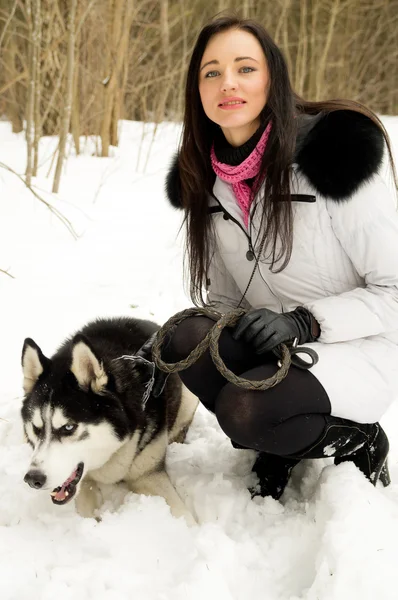 Chica en la naturaleza del perro — Foto de Stock