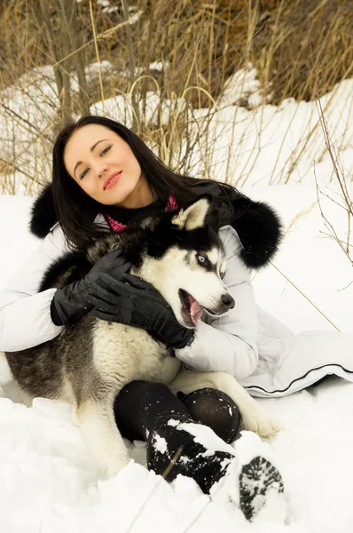 Fille jouer avec un chien — Photo