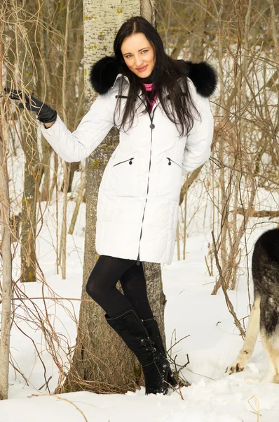 Dívka stojí poblíž stromu v zimě — Stock fotografie