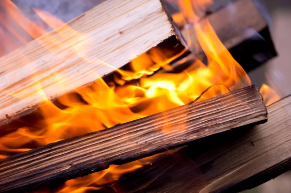 Fondo de la quema de troncos al aire libre — Foto de Stock