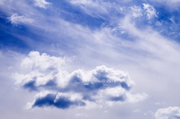 Облака и яркое небо — стоковое фото