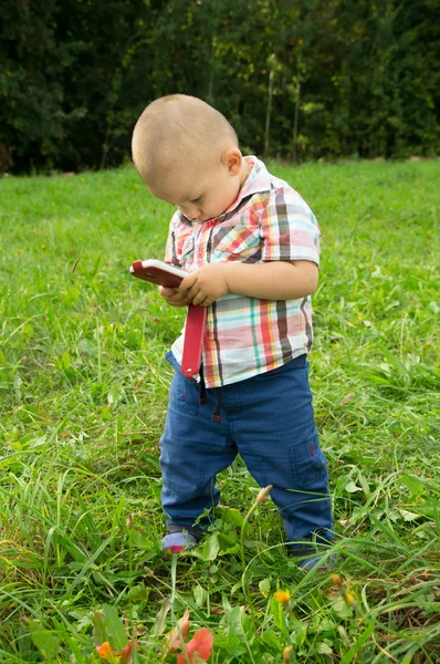 Een jongetje spelen met de telefoon — Stockfoto