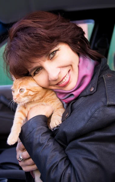 Donna adulta che tiene un gatto — Foto Stock