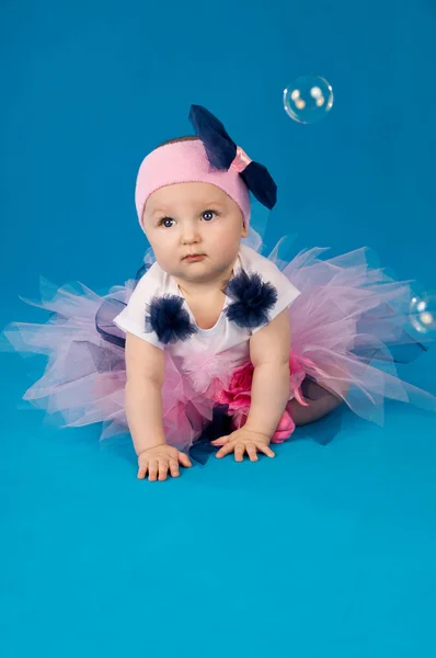 Baby e bolle di sapone su sfondo blu — Foto Stock