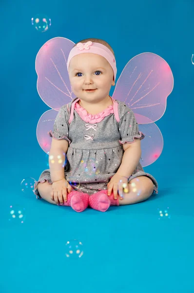 Dítě v kostým motýl — Stock fotografie