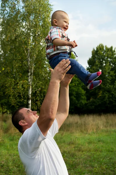 Apja dob a lap tetejére a fia — Stock Fotó