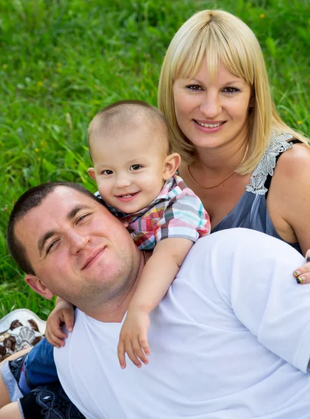 Mamma och pappa leker med sonen — Stockfoto