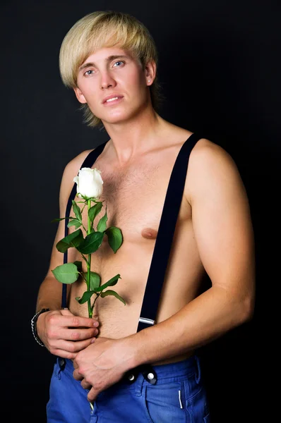 Musclé beau mec avec une rose dans la main — Photo