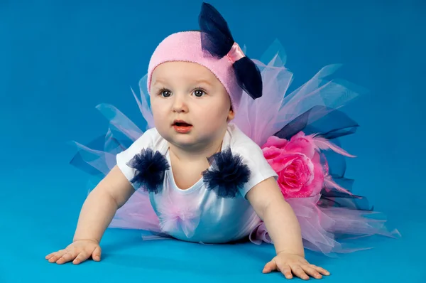 Bebê em um vestido mentindo — Fotografia de Stock