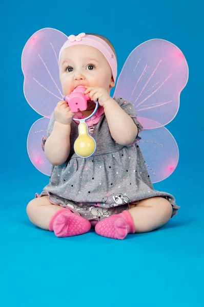 Ребенок с крыльями и игрушкой — стоковое фото