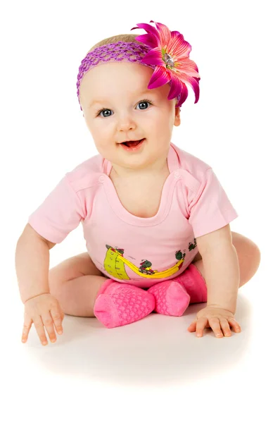 Baby und Seifenblasen auf blauem Hintergrund — Stockfoto