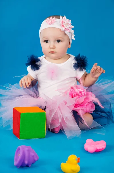 Baby och såpbubblor på blå bakgrund — Stockfoto
