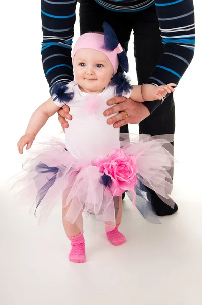 Baby und Seifenblasen auf blauem Hintergrund — Stockfoto