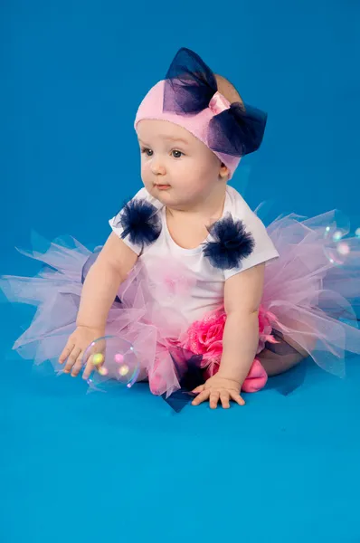 Bolhas de bebê e sabão em um fundo azul — Fotografia de Stock