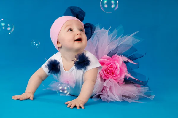 Burbujas de bebé y jabón sobre fondo azul —  Fotos de Stock