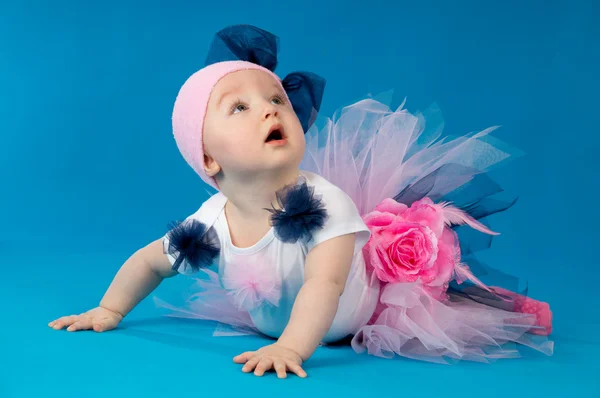 Dziecko i baniek mydlanych na niebieskim tle — Zdjęcie stockowe