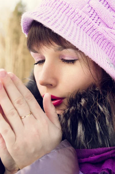 Mooi meisje bevriest in de winter — Stockfoto