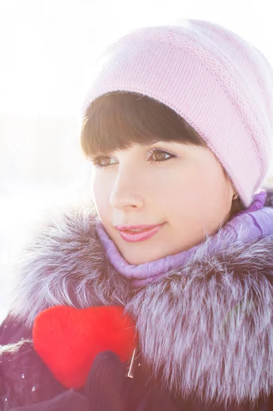 Hermosa chica mantiene el corazón en las manos — Foto de Stock