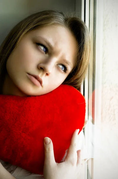 Hermosa chica anhelando a su amada y mantiene el corazón —  Fotos de Stock