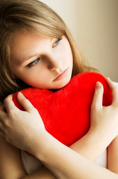 Beautiful girl longing for her beloved and keeps the heart — Stock Photo, Image