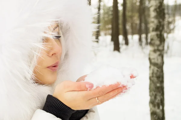 Rubia soplando nieve — Foto de Stock