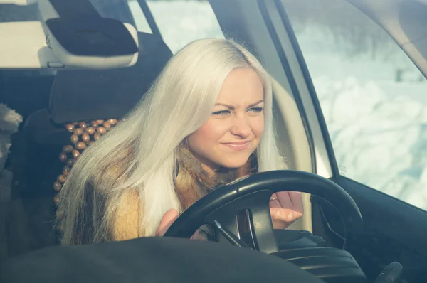 Blondin i vägen arg — Stockfoto