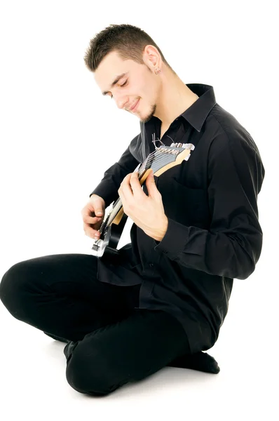Парень играет на гитаре — стоковое фото