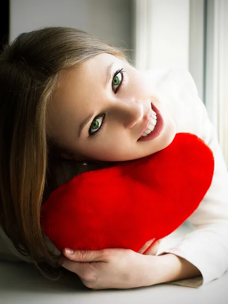 Happy girl keeps the heart — Stock Photo, Image