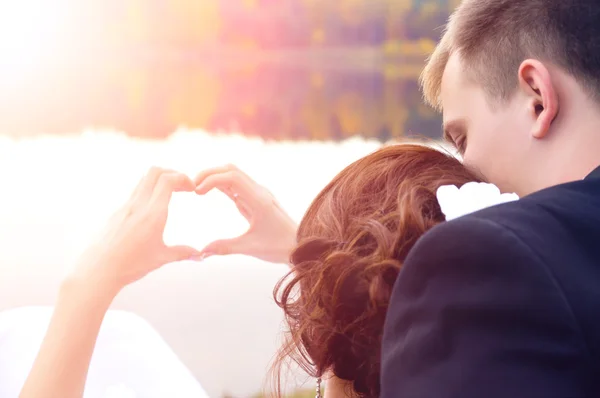 Newlyweds lay on the grass at the lake — Stock Photo, Image