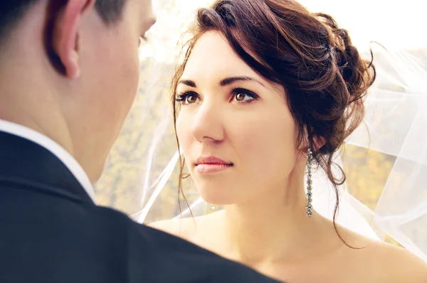 Newlyweds look at each other — Stock Photo, Image