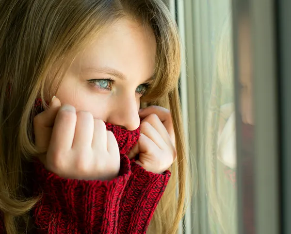 Trauriges Mädchen, das aus dem Fenster schaut und auf ihren Mann wartet — Stockfoto