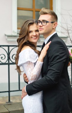 kocası ve gelin birbirlerine sarılmak