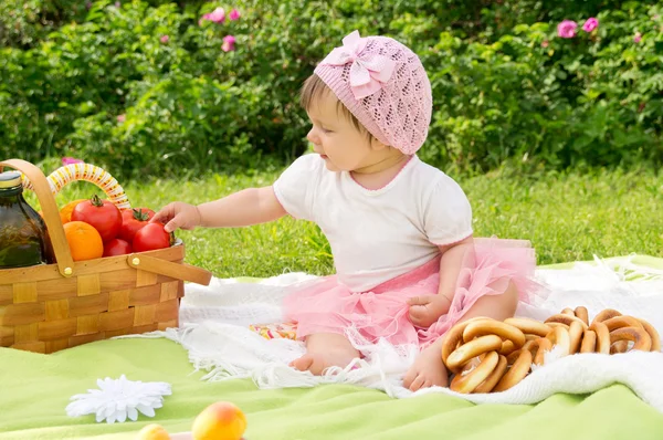 Un niño pequeño descansando en un picnic — Foto de Stock