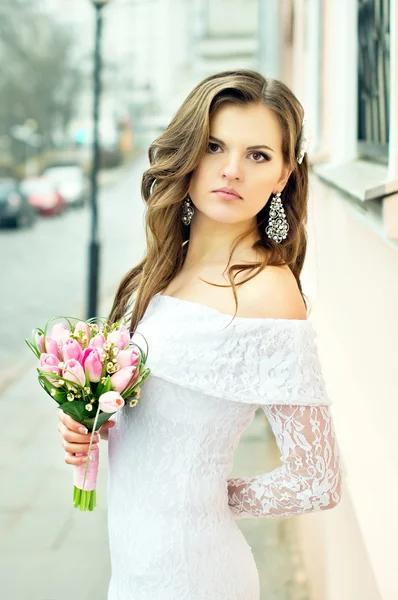 Bella sposa in possesso di un bouquet — Foto Stock