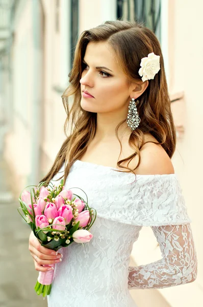 Beautiful bride holding a bouquet — Stock Photo, Image