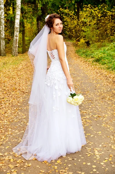 Krásná nevěsta stojí s bouque — Stock fotografie