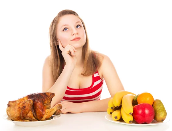 Hermosa chica piensa que para comer — Foto de Stock