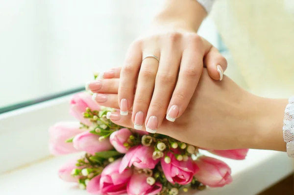 新娘的花束上的指针保持 — 图库照片