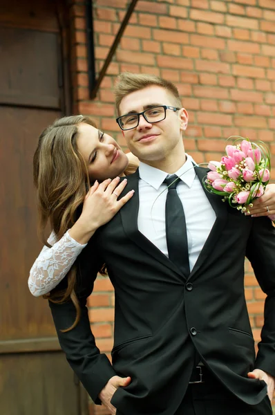 The husband and the bride hug each other — Stock Photo, Image