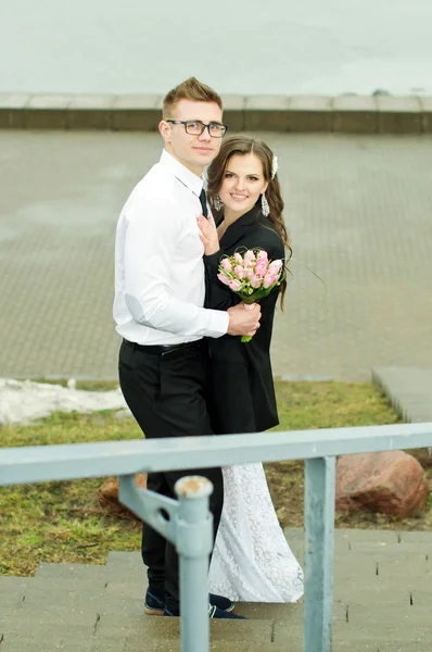 Manžel a nevěsta objetí s sebou — Stock fotografie