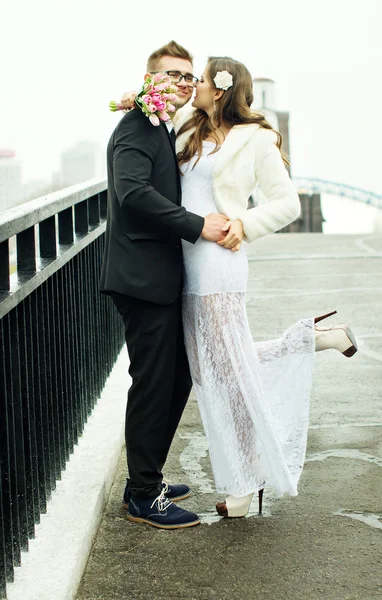 The husband and the bride standing on the bridge — Stock Photo, Image
