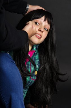 Kocası karısını dövüyor