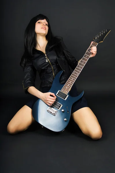 Hermosa chica con una guitarra — Foto de Stock