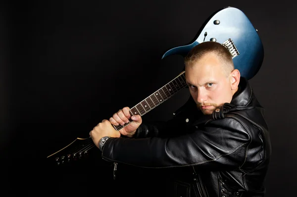 Adam gitar brandishing — Stok fotoğraf