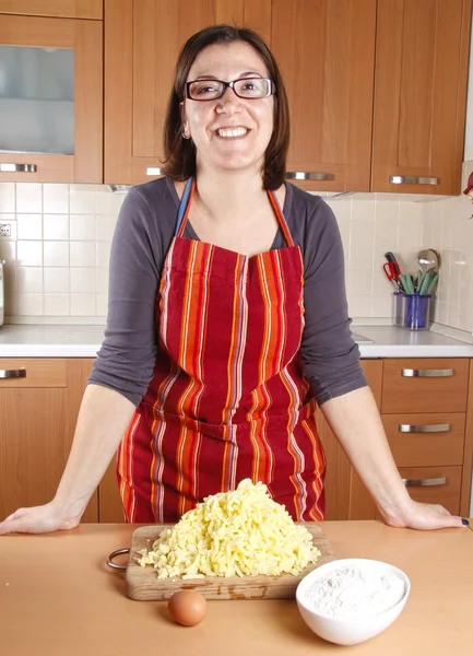 Huisvrouw koken — Stockfoto