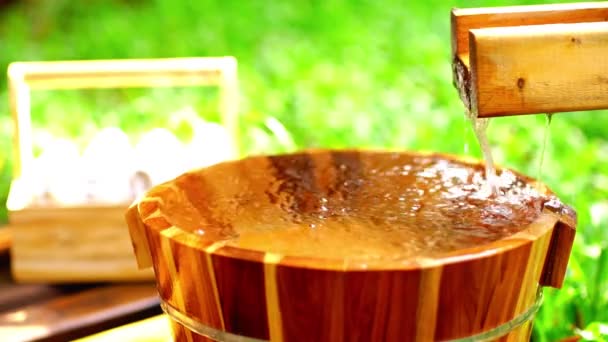 Cubo Madera Para Baño Pies Jardín Termal Onsen Soft Focus — Vídeo de stock