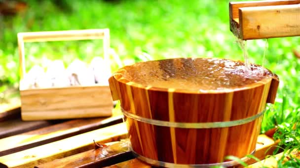 Balde Madeira Para Banho Jardim Primavera Quente Onsen Soft Focus — Vídeo de Stock