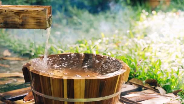 Houten Emmer Voor Voetbad Warmwaterbron Tuin Onsen Soft Focus — Stockvideo