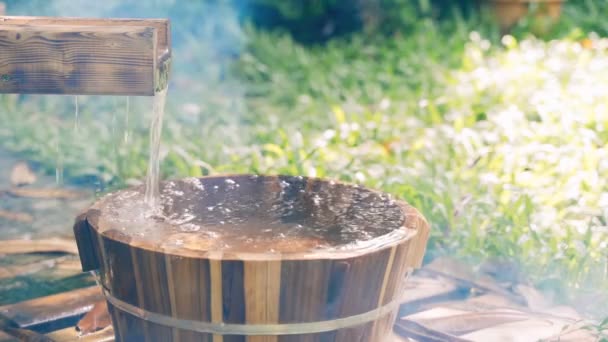 Houten Emmer Voor Voetbad Warmwaterbron Tuin Onsen Soft Focus — Stockvideo